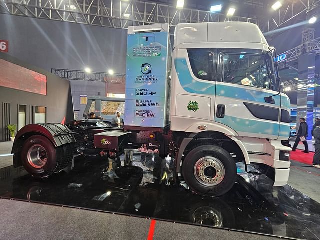 मोंट्रा Rhino 5538 EV