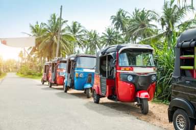 Bajaj RE vs Bajaj Qute: Which Is Better for City Transport?